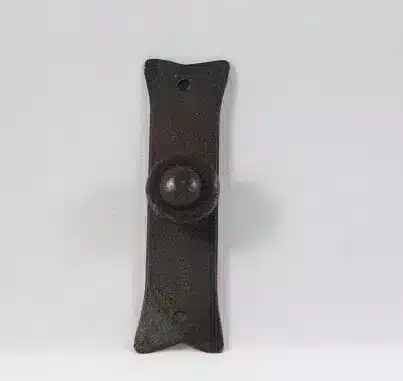 bouton en fer forgé à la main